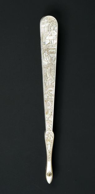  Mother-of-pearl sparkle, China, 19th century A white mother-of-pearl broken fan...