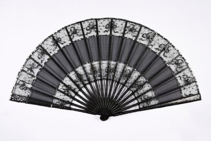 null Silver knots, circa 1890
Large folded fan, the leaf made of black silk and tulle,...
