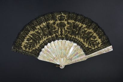 null Cipher under royal crown, circa 1870-1880
Folded fan, the black bobbin lace...