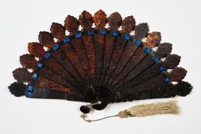 Tortoiseshell rays, China, 19th century Brown tortoiseshell fan**. The strands finely...