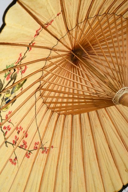  Deux ombrelles, Chine, XXe siècle Traditionnelles, en papier peint. Manche en bambou....