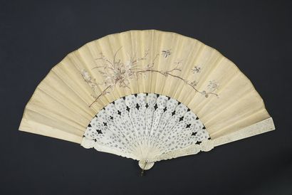 null Embroidered flowers, China, 19th century
Folded fan, the double leaf in cream...