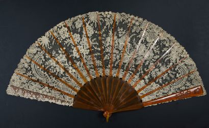  Lilies and roses, circa 1890-1900 Folded fan, the leaf in needlepoint lace decorated...
