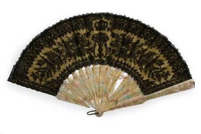 null Cipher under royal crown, circa 1870-1880
Folded fan, the black bobbin lace...