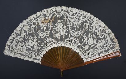 null Rubans et fleurs, vers 1900
Éventail, la feuille en dentelle à décor de fleurs,...