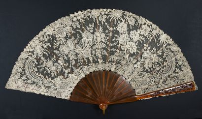 null Lilies and roses, circa 1890-1900
Folded fan, the leaf in needlepoint lace decorated...