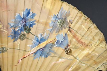 BILLOTEY Les bleuets, circa 1900
Folded fan, balloon shape, the coffee-coloured silk...