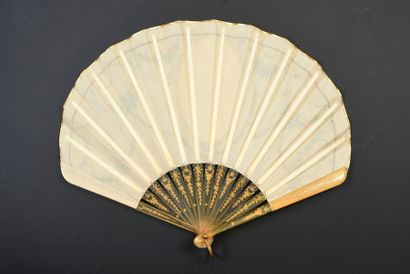  Colin-maillard, circa 1920 Small balloon-shaped fan, the silk leaf painted with...