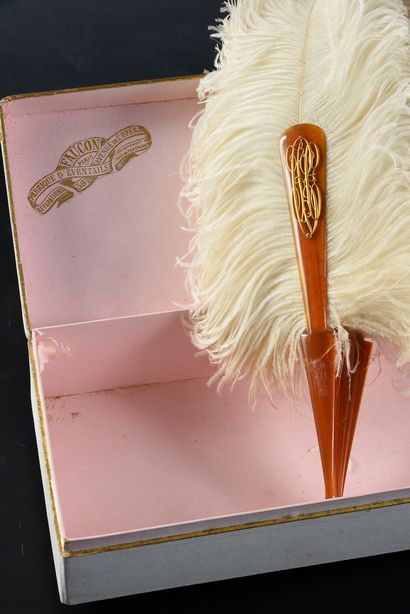 Blancheur, circa 1880-1890 White ostrich feather fan. Blonde tortoiseshell frame**....
