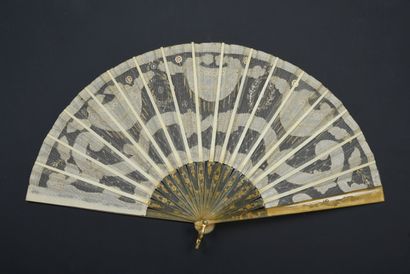 null Golden laurels, circa 1910-1920
Folded fan, the tulle and silk leaf embroidered...