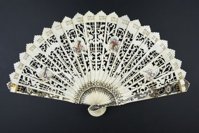 null Esprit Louis XV, circa 1890-1900
A broken bone fan pierced with scrolls and...