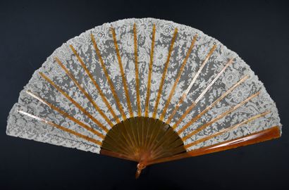  Abundance of roses, circa 1890-1900 Large fan, the leaf in needle lace, Point-de-Gaze,...