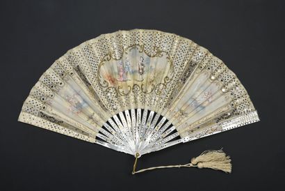 null Le gentilhomme galant, circa 1920
Folded fan, the silk leaf embroidered with...
