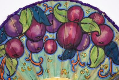 null Plums Art deco, circa 1940
Small fan, the leaf in balloon-shaped fabric painted...