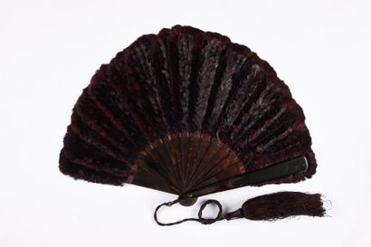 null Aubergine colour, circa 1900-1920
Balloon-shaped fan decorated with an inlay...