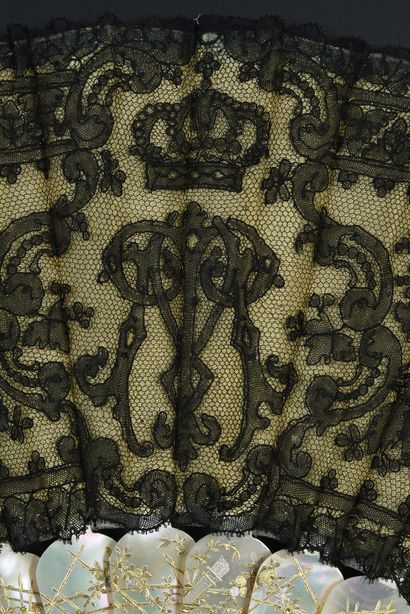 null Chiffre sous couronne royale, vers 1870-1880
Éventail plié, la feuille dentelle...