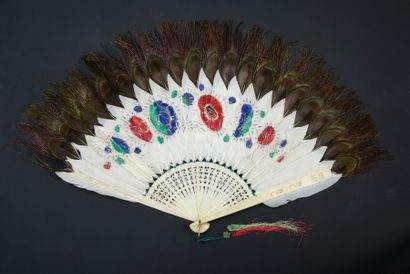 Couple in a garden, China, 19th century Fan, in white feathers painted with large...