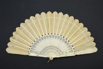 null Églantines au cœur d'or, vers 1860-1870
Éventail à palmettes en soie crème peintes...