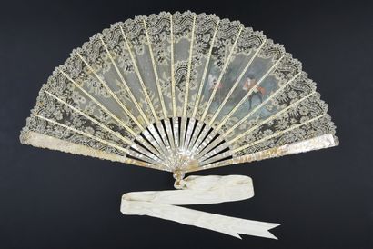 null L'amoureux surpris, vers 1890-1900
Éventail plié, la feuille en dentelle mécanique...