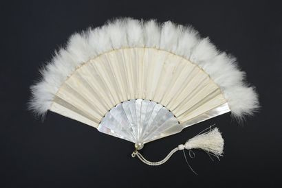 null Blancheur, circa 1880
Folded fan, the double leaf in cream satin edged with...