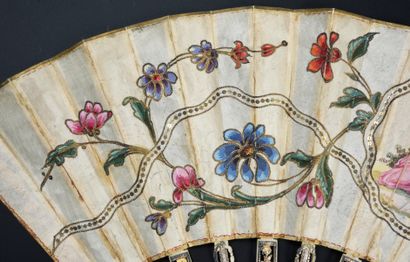 null Rameaux fleuris, vers 1770-1780
Éventail plié, la feuille en soie peinte à la...