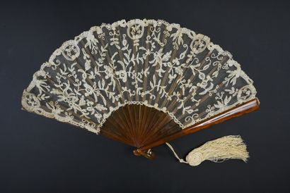 null Foliage and flowers, circa 1900
Fan, the tulle leaf decorated with bobbin lace.
Blonde...