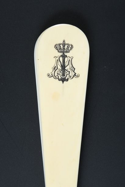  Au chiffre sous couronne, vers 1890 Éventail de type brisé en ivoire*, les brins...