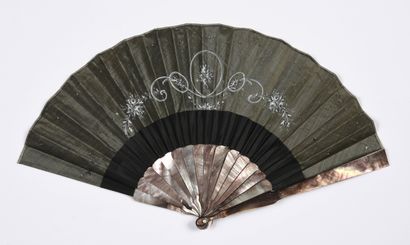 null L'Espérance, ca. 1880
Folded fan, the grey silk sheet painted in grisaille with...