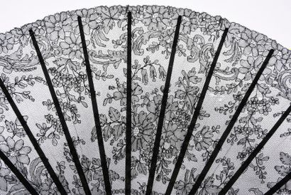  Clochettes, vers 1890-1900 Grand éventail, la feuille en dentelle noire composée...