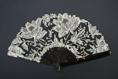 null Fleurs épanouies, vers 1900-1910
Éventail plié, la feuille en tulle noir orné...