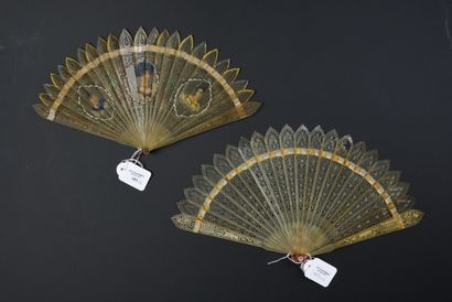 null À la girafe, circa 1820-1830
Two fans *One of the broken type made of blonde...