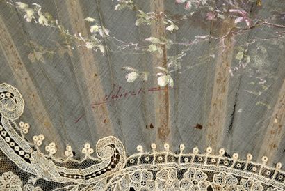null Trèfles de diamants, vers 1890-1900
Éventail plié, la feuille en soie peinte...