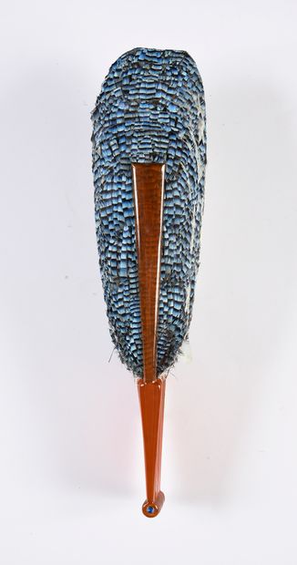  Petit geai, vers 1900 Petit éventail en plumes de geais. Monture en écaille brune**,...
