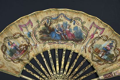 null La montgolfière, vers 1783
Rare éventail plié, la feuille en soie peinte d'instruments...