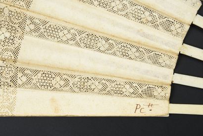 null Fleurs de lys, vers 1770-1780
Éventail plié, la feuille double en papier découpé...