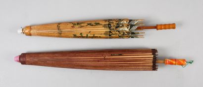 Deux ombrelles, Chine, XXe siècle Traditionnelles, en papier peint. Manche en bambou....