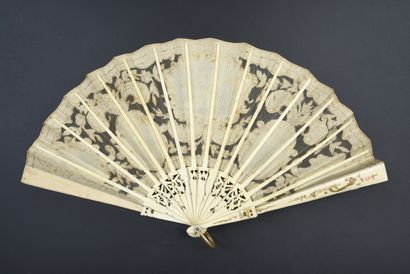 null La joueuse de guitare, circa 1900-1920
Folded fan, the tulle and silk sheet...