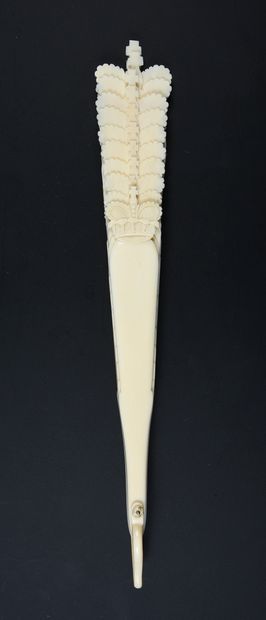  Couronne impériale, vers 1880 Éventail de type brisé en ivoire*. La terminaison...