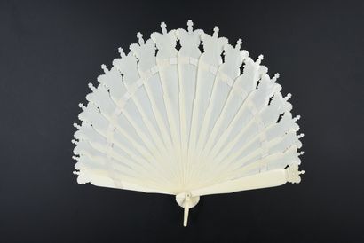 null Imperial crown, circa 1880
Ivory fan of the broken type*. The ending of each...