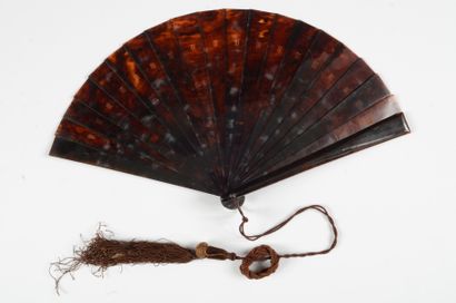  Écaille brune, vers 1890 Éventail de type brisé en écaille brune**. Bélière et gland...