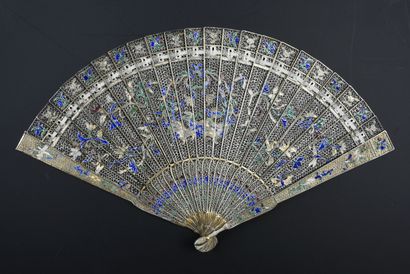 null The Two Birds, China, early 19th century
A silver filigree broken fan with blue,...