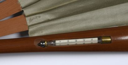 null Thermomètre, vers 1880-1890
Rare éventail plié, à curiosité scientifique, la...