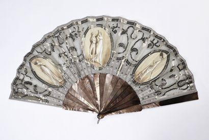 null Incroyables et marveluses, circa 1910
Folded fan, the sheet in silk mesh and...