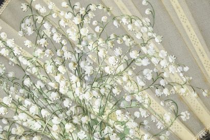 null Porte-bonheur, vers 1900
Éventail plié, la feuille en soie crème peinte de bouquets...