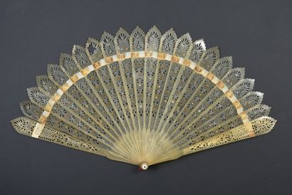 null À la girafe, circa 1820-1830
Two fans *One of the broken type made of blonde...