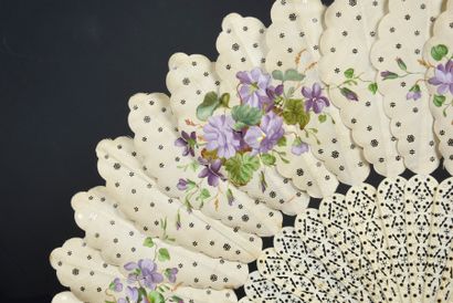 null Bouquet de violettes, vers 1860
Éventail à palmettes en soie crème peintes de...