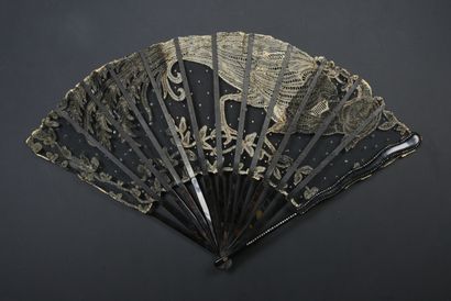 null Le faisan d'argent, vers 1900-1910
Éventail plié, la feuille en tulle noir orné...