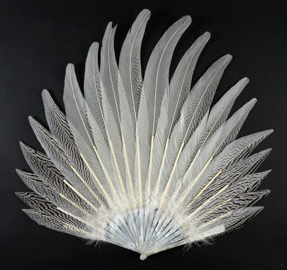  Silver pheasant stripes, circa 1920 Very elegant fan made of silver pheasant feathers,...