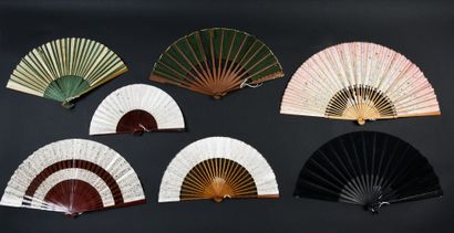 null Five fans, early 20th century

Folded fans, the leaves made of fabric or paper,...