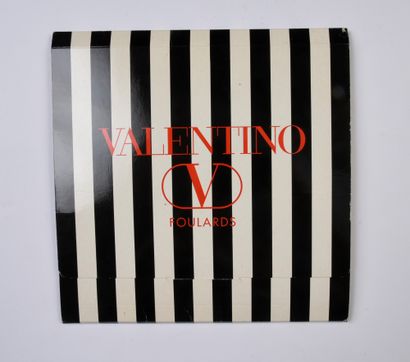 null VALENTINO Paris

Square silk scarf with fans on a black background. Signed by...